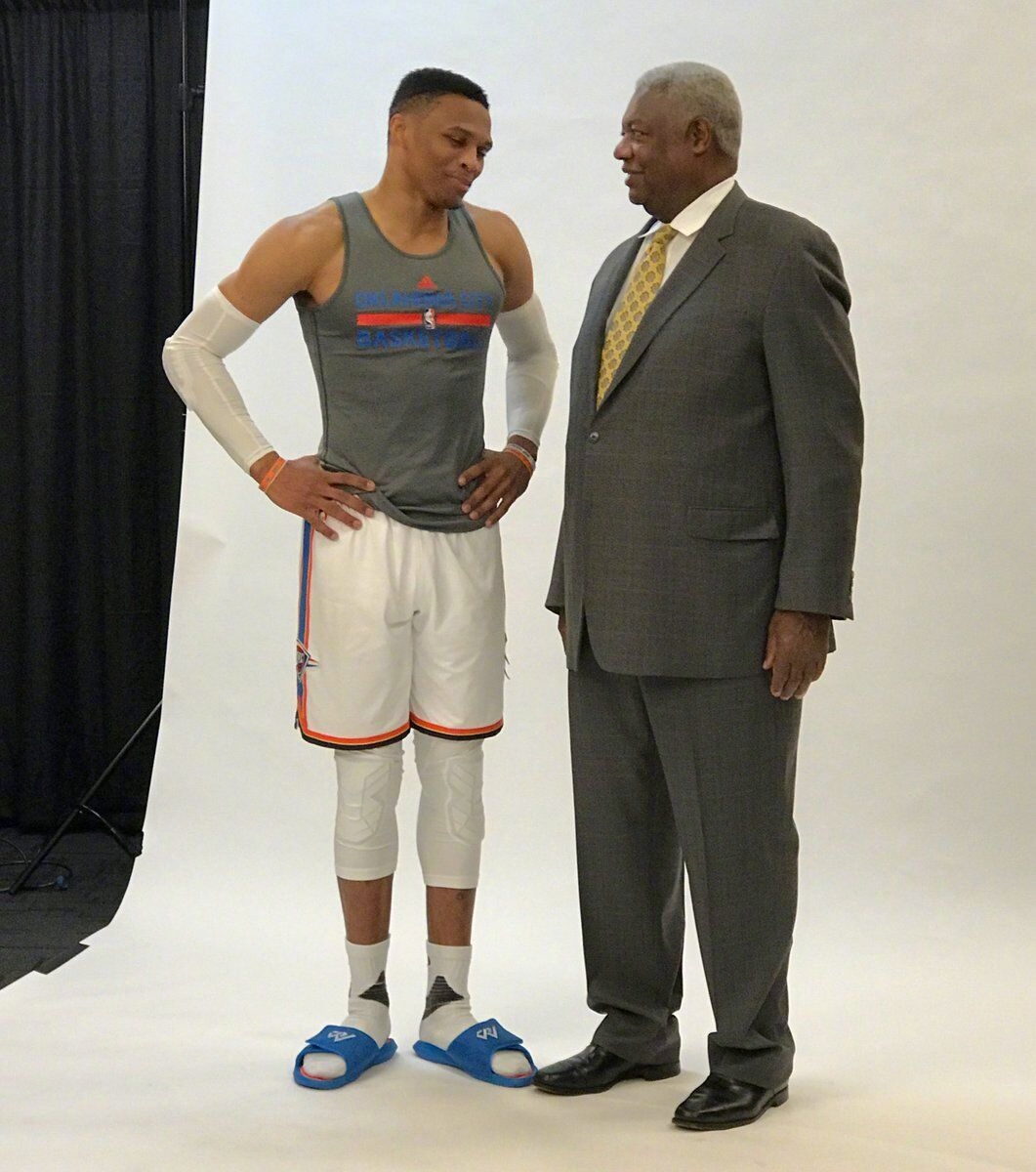 湖人圣诞盖楼抽奖，徽章音箱球衣等你拿（湖人圣诞狂欢抽奖，盖楼赢徽章、音箱、球衣）