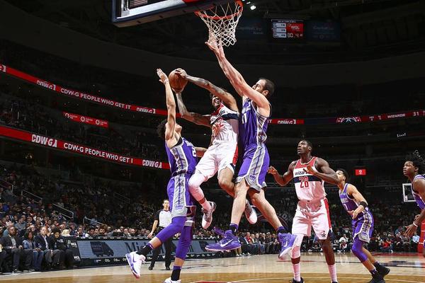 曼联拉什福德末段绝杀狼队（拉什福德终场前绝杀，曼联力克狼队）