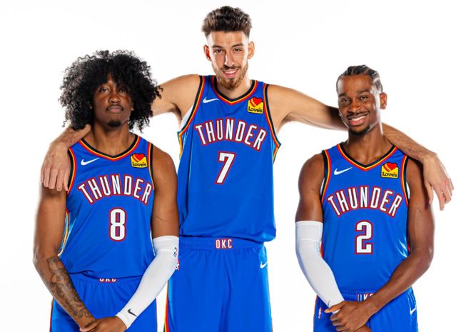 你给多少分？法鹰旧将特拉普和妻子高难度动作秀恩爱（打几分？前法鹰旧将特拉普与妻子上演高难度花式秀恩爱）