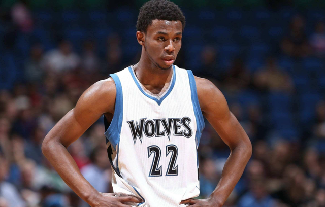 超远三分命中，全队抱头（超远三分轰进，队友齐抱头）