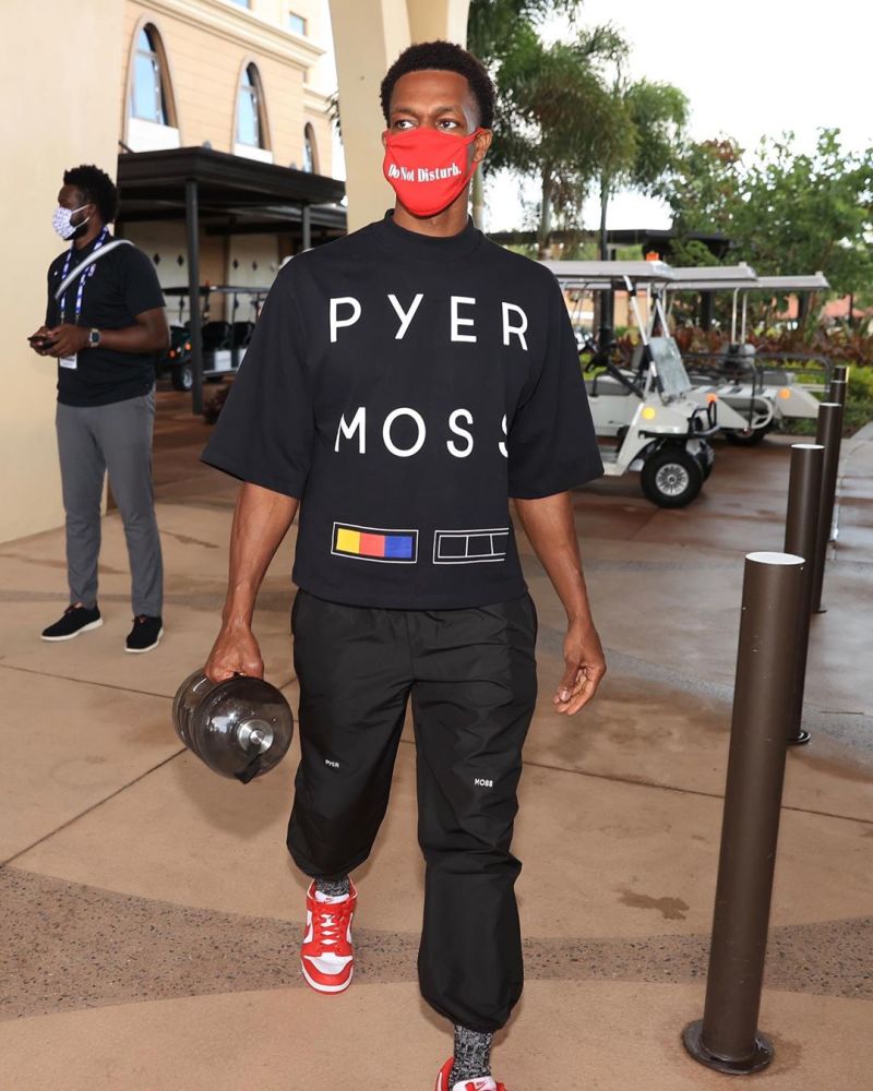 雷霆靠团队篮球获大胜（团队配合助雷霆豪取大胜）