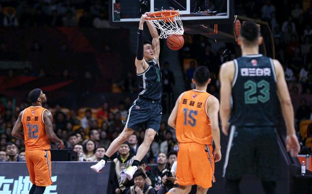 马斯坦托诺受伤后，皇马陷入困局。 ​（马斯坦托诺伤退，皇马陷入困境）