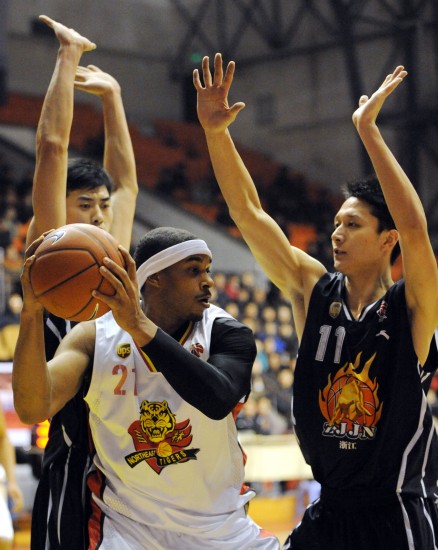 运动战百发百中！瓦兰7投全中高效得到15分6板2助（手感火热！瓦兰7投全进高效轰下15分6板2助）